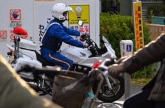 車の陰から白バイを・・（HONDA）