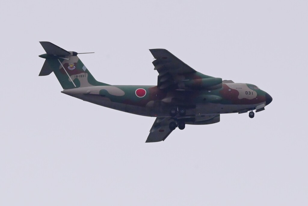 雨のK川上空・自衛隊機（来月　引退セレモニーのＣ-1輸送機　＃031機）