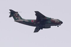 雨のK川上空・自衛隊機（来月　引退セレモニーのＣ-1輸送機　＃031機）