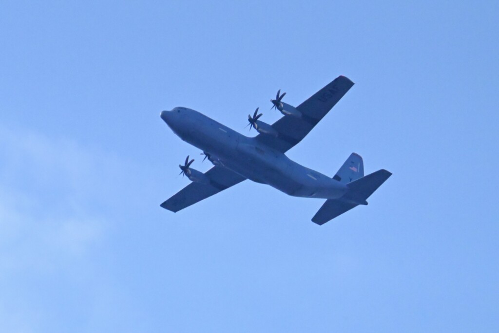 菜園から米軍機・ ロッキードマーティンC-130J『スーパーハーキュリーズ』