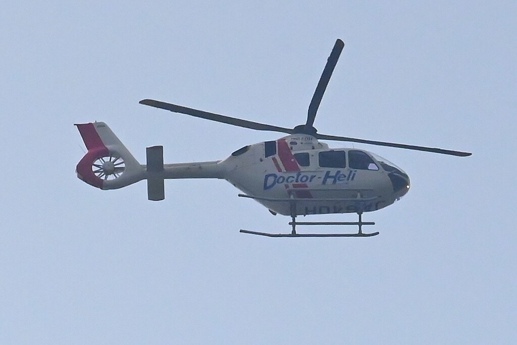 用水路上空・久々、定刻通勤飛行のドクターヘリ
