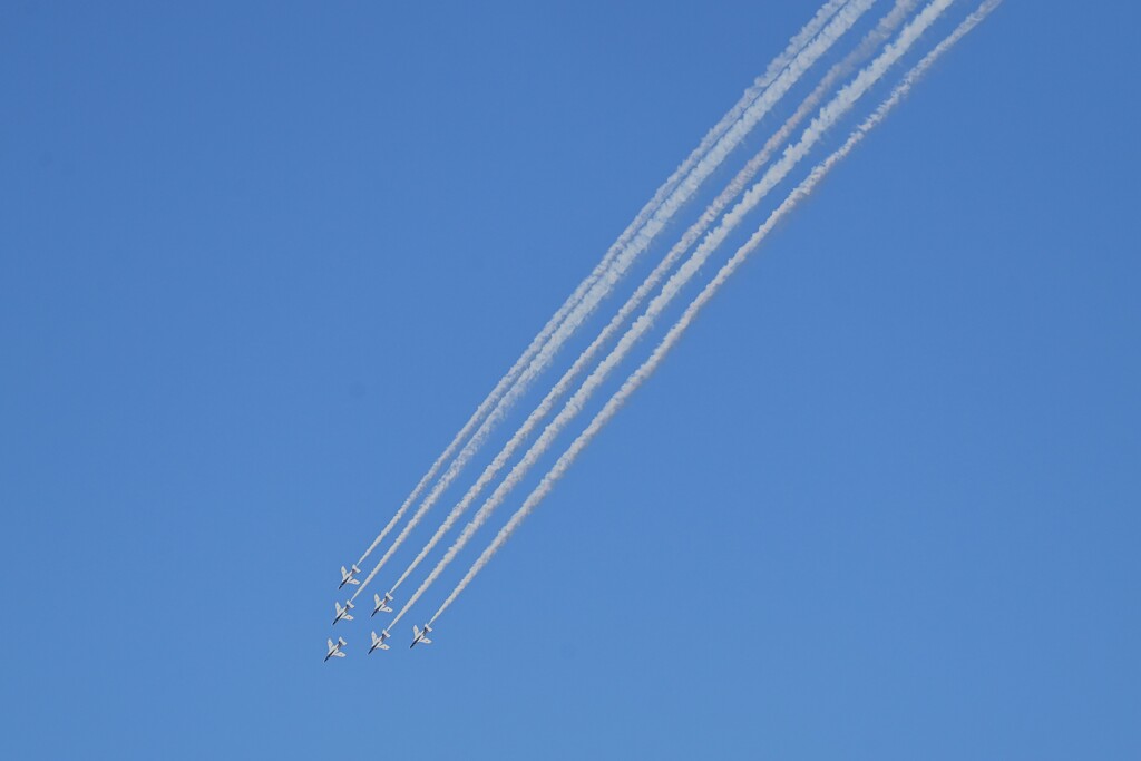菜園・入間航空祭ブルーインパルスの展示飛行 (ロール後のフィニッシュ)