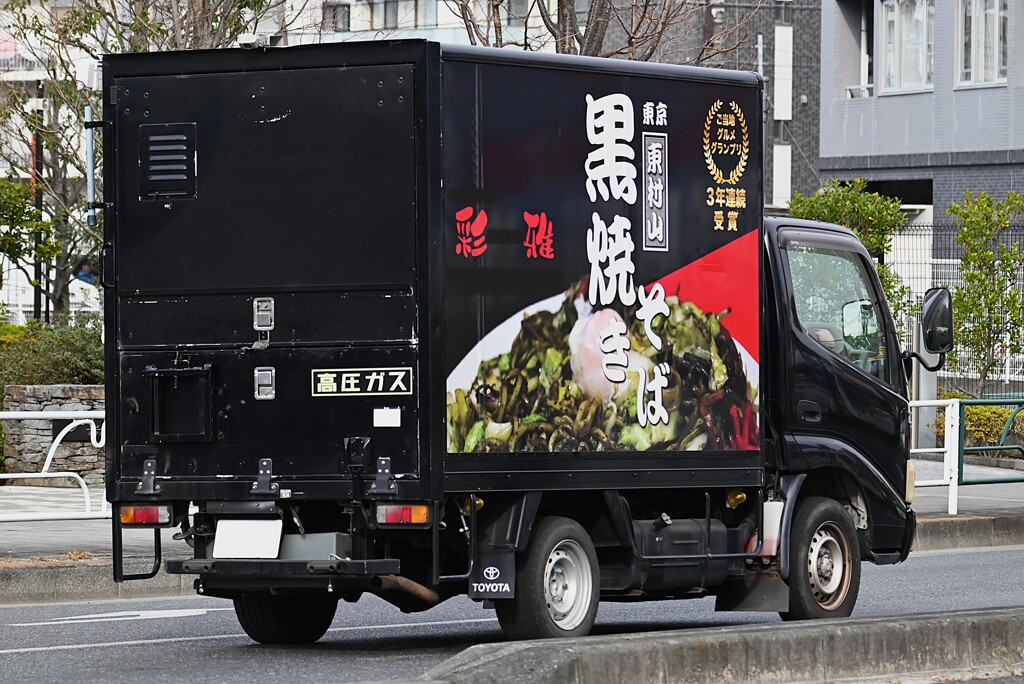 Ｋ川中流域・交差街道の黒焼きそばキッチンカー