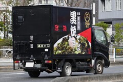 Ｋ川中流域・交差街道の黒焼きそばキッチンカー