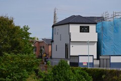 K川沿道脇・樹林後宅地造成地