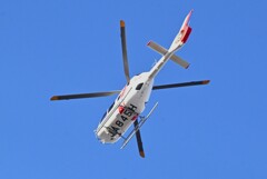 用水路上空・この日も定刻飛行のドクターヘリが飛んだ