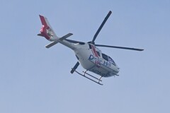 用水路上空・定刻通勤飛行のドクターヘリ