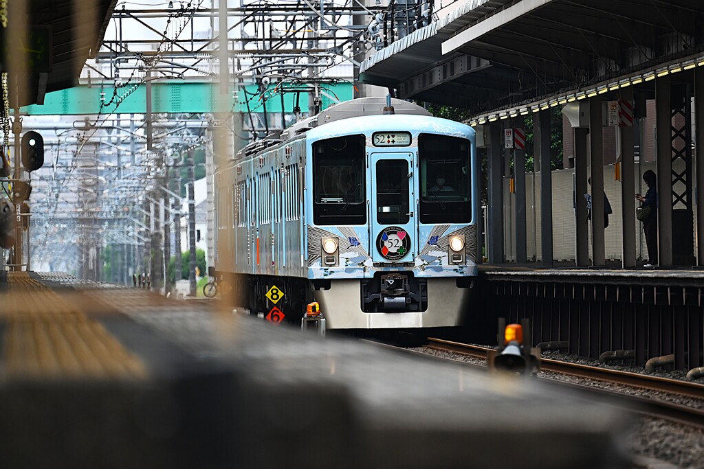 駅構内通過・西武52席の至福（フロントビュー）