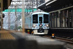 駅構内通過・西武52席の至福（フロントビュー）
