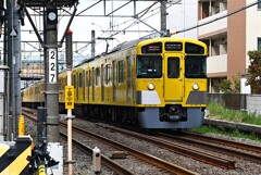 西武レールウエイ・駅へと進入する2000系