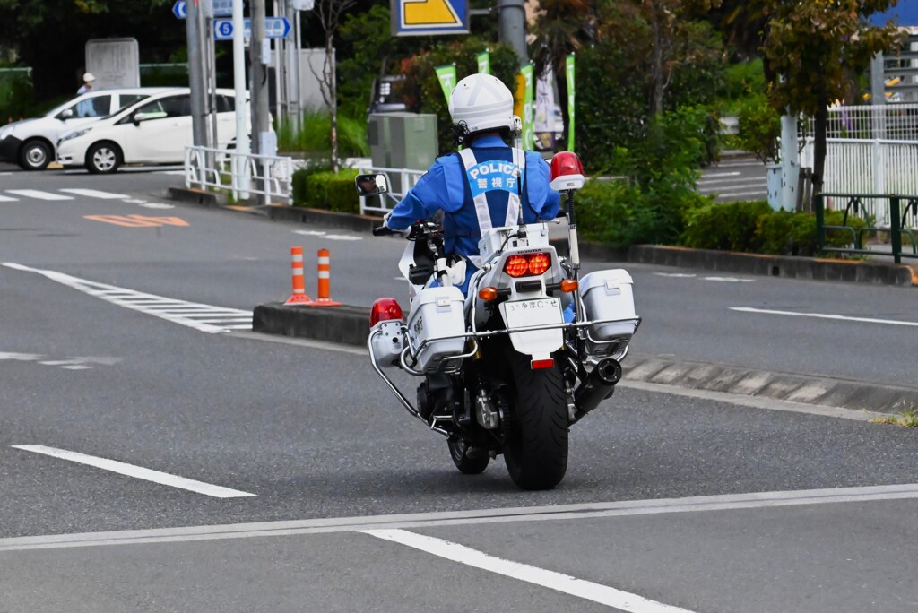 白バイ・颯爽登場