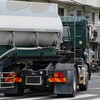 信号で左折するセミトレーラー