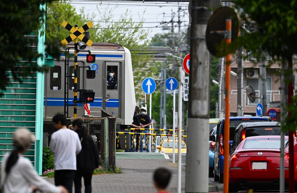 駅そば踏切沿線・西武6000系