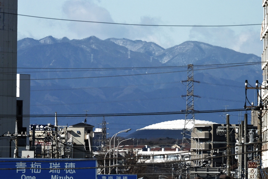 用水路より西武ドーム、奥多摩方面の山並み