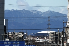 用水路より西武ドーム、奥多摩方面の山並み
