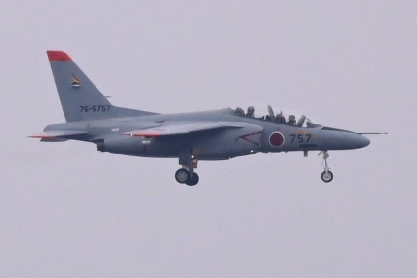雨のK川上空・自衛隊機（T-4練習機2人のパイロット）