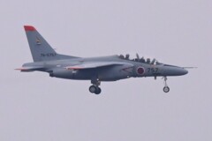 雨のK川上空・自衛隊機（T-4練習機2人のパイロット）