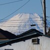用水路・真っ白クッキリの富士山