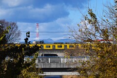 冬空沿線・青梅方面の峰を背に西武2000系