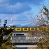 冬空沿線・青梅方面の峰を背に西武2000系