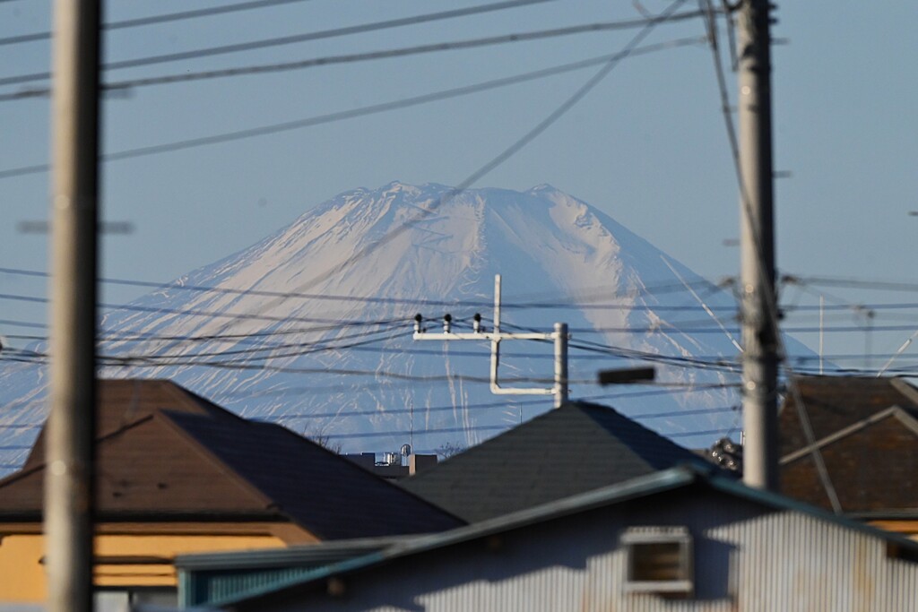 用水路・少し雪が解けた富士山