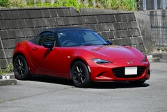 K川下流域・沿道脇の駐車場でMAZDA・ロードスター