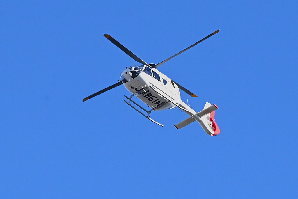 KR園上空・定刻飛行のドクターヘリ