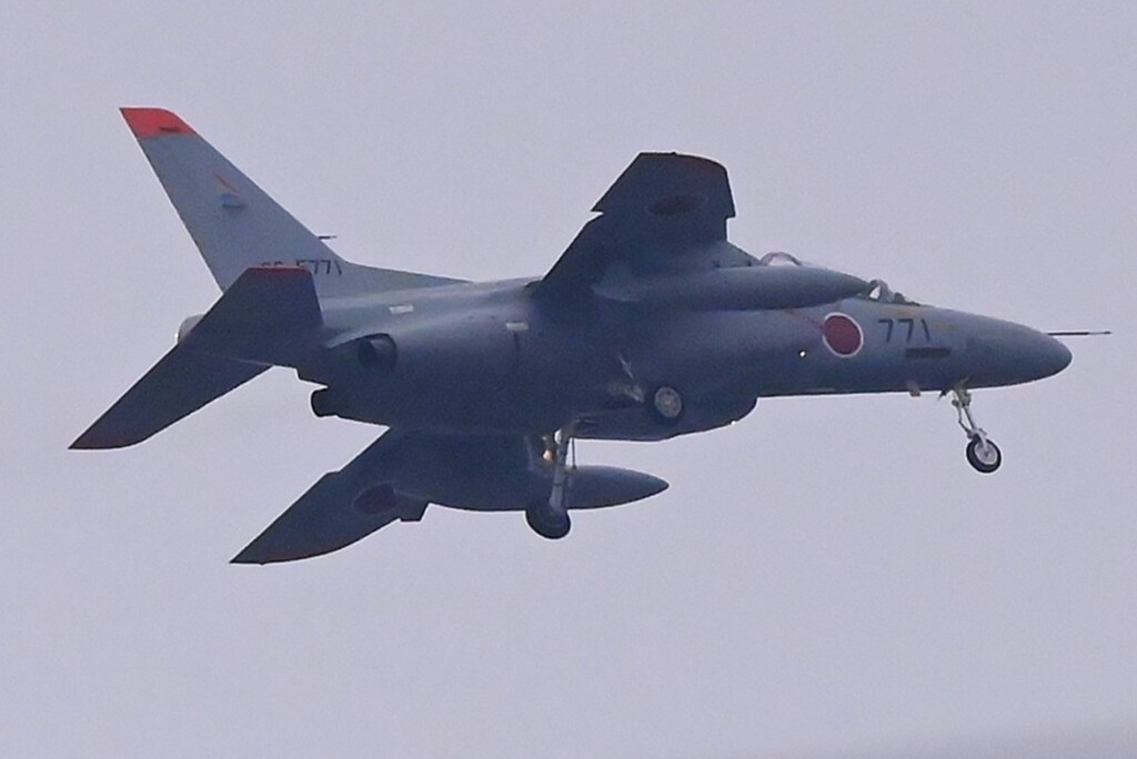 K川上空・自衛隊機（T-4練習機？-5771）