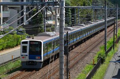 まだ晩夏沿線・西武線仮面の6000系走り去る