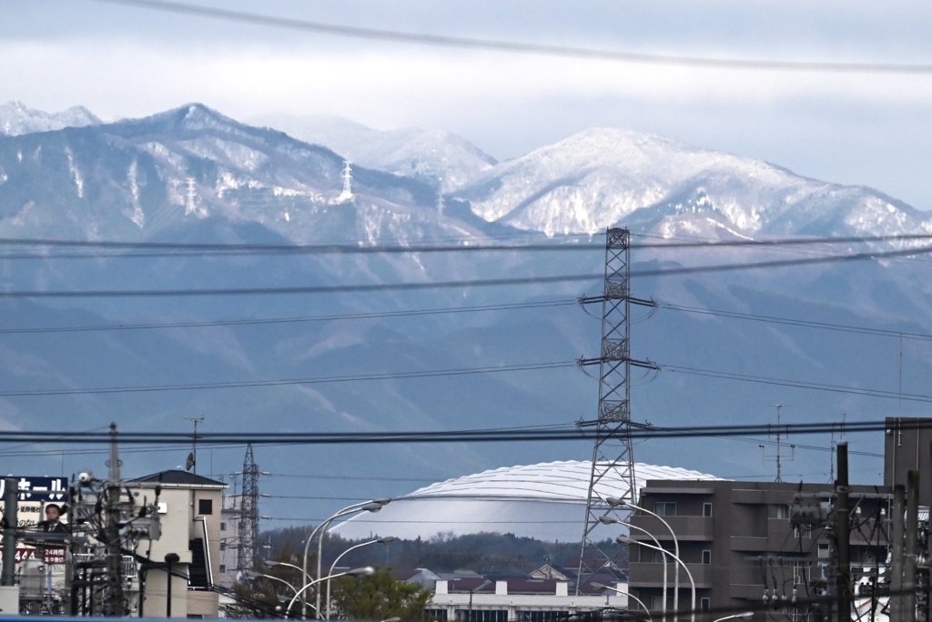 用水路入口より・奥多摩方面の雪をかぶった山並み