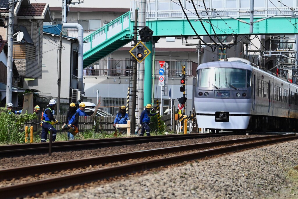 西武新宿線内草刈り作業