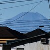 用水路・初冠雪の日の富士山