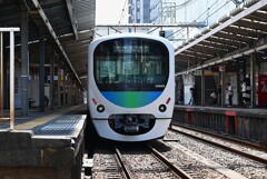 西武新宿線駅ホーム・30000系（スマイルちゃん）
