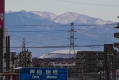 用水路入口歩道橋・雪を被った奥多摩方面の峰々