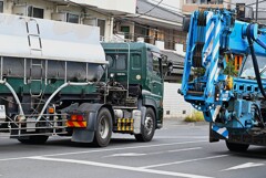 ラフテレーンクレーンをかすめて曲がるセミトレーラー