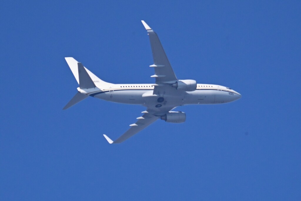 菜園上空・初見の飛行機（機種名は不明）