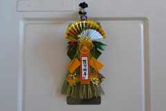 12月26日大安玄関飾り取り付け