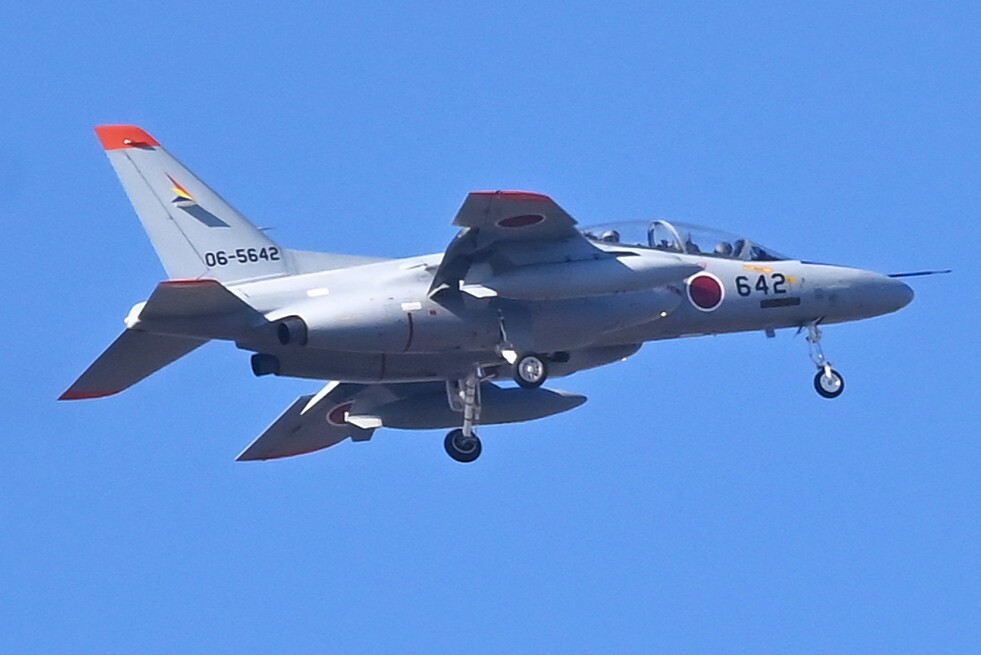 K川上空・自衛隊機（T-4練習機 06－5642）