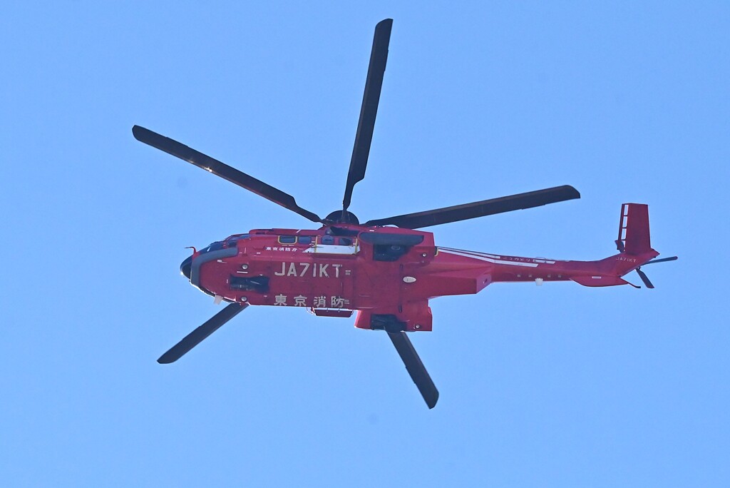 都内S川上空・東京消防庁ヘリコプター（こうのとり）