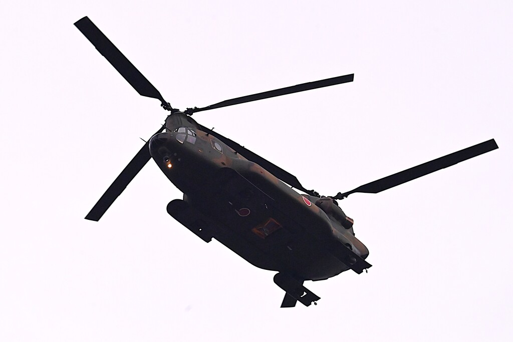 連絡道上空・CH-47チヌーク