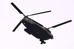 連絡道上空・CH-47チヌーク