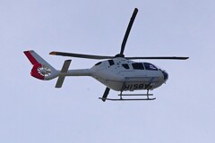 用水路上空・定刻飛行のドクターヘリ 