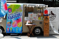 街中にかき氷のキッチンカー・・