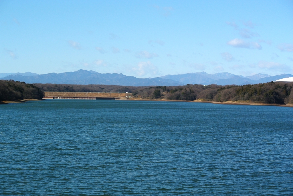 多摩湖から奥多摩方面の山並み
