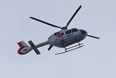 K川中流域・出動時待機旋回中のドクターヘリ