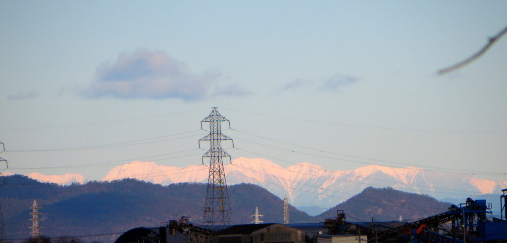 遠くにアルプスの山々が