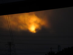 ガード下の落日