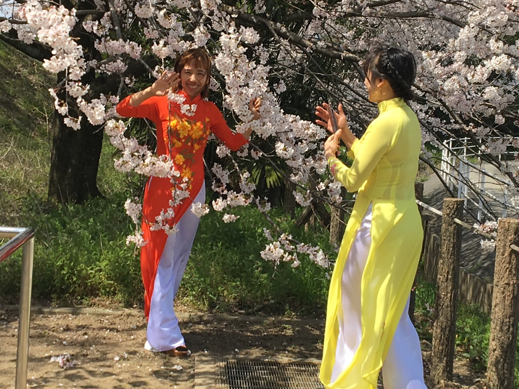 戯れて