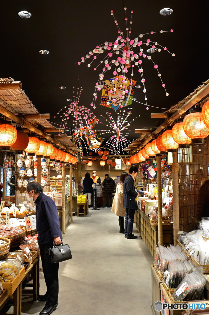 お土産屋の正月ディスプレイです