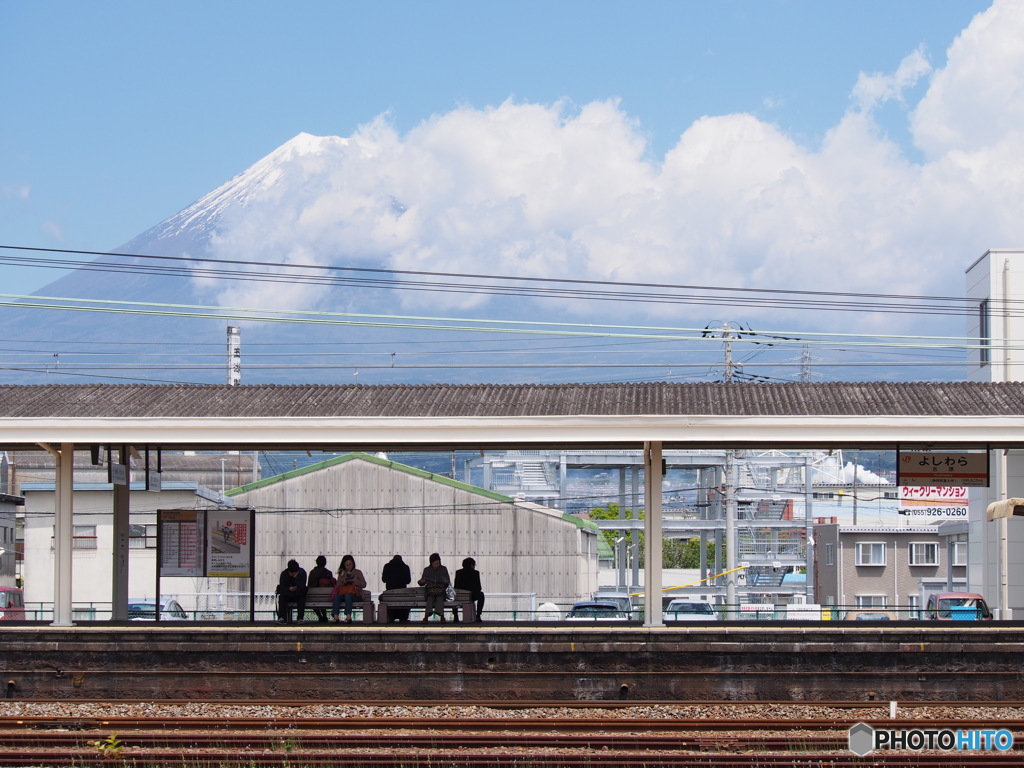 富士を背に列車を待つ人々